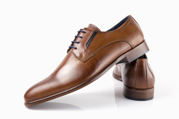 白色背景棕色男皮鞋，隔离产品，舒适的鞋类。图片下载