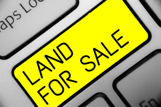 显示“待售土地”的手写概念。商业图片文本房地产地段出售开发商房地产投资键盘黄键计算机计算反射文件。图片下载