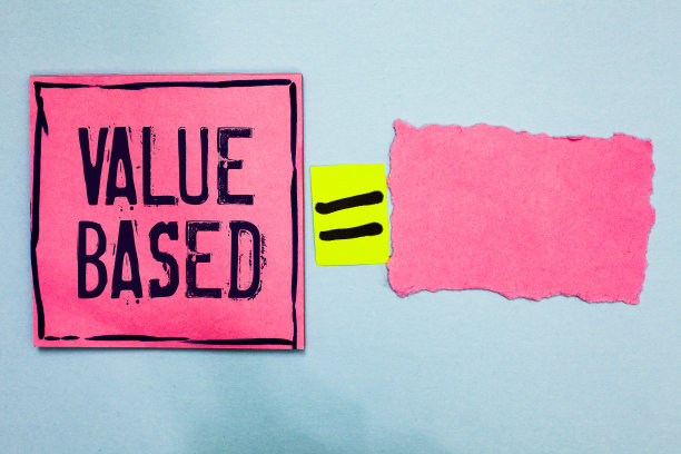 写以价值为基础的便条。商业照片展示考虑产品的价值在满足客户粉红色的纸笔记提醒等号重要的信息要记住。图片下载