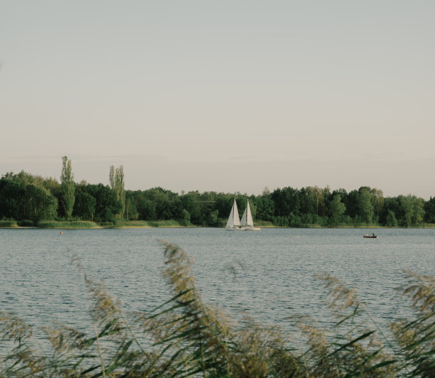 平静的湖面上的帆船在水中倒映。宁静安详的风景。水平的照片。图片下载