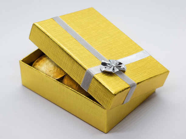 金礼盒与黄金硬币图片下载