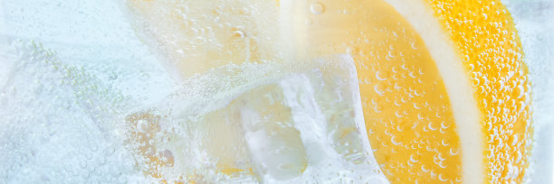 用柠檬片和冰块喝。苏打鸡尾酒补药。图片下载