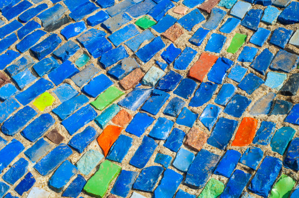 质地、背景、模式。多色马赛克石头的特写照片。结构设计装饰。游泳池墙面和地板的整理图片下载