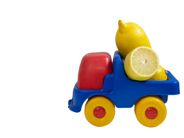 装着黄色柠檬的玩具卡车图片下载
