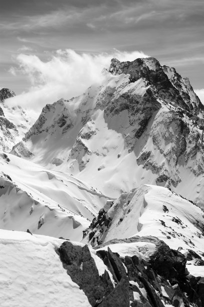 黑色和白色的冬季山与雪檐口图片下载