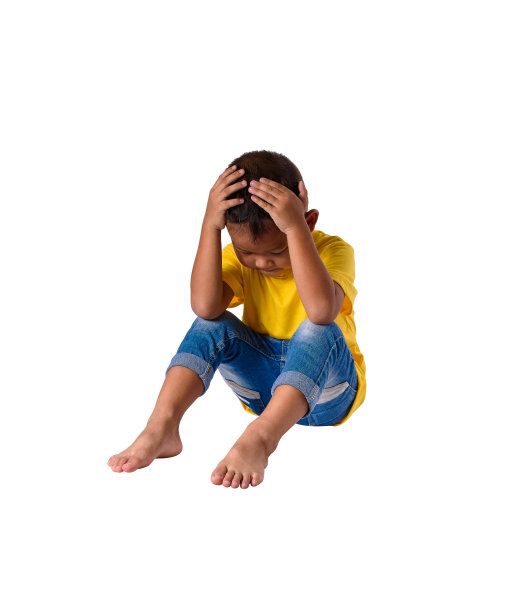 悲伤的亚洲小男孩坐在地板上孤立的白色背景图片下载