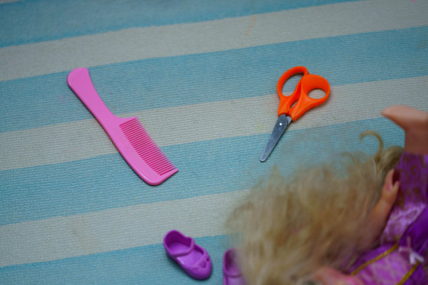 梳,头发,娃娃和剪刀图片下载