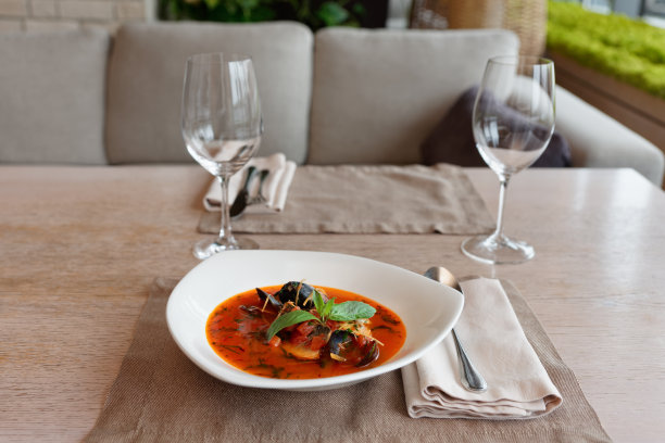 餐厅桌上的番茄鱼汤图片下载