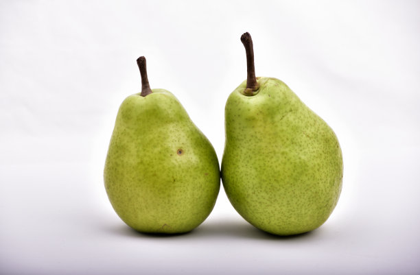两个有机梨孤立在白色背景上图片下载