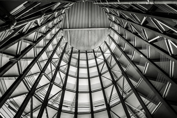 多层停车场的车道图片下载