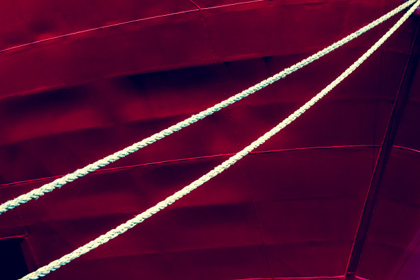 将船体固定在码头上的缆绳图片下载