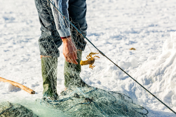 渔夫和小龙虾在冰冻的湖面上图片下载