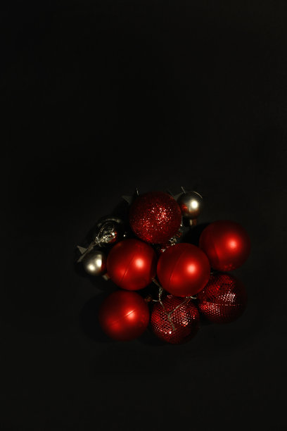 红色的圣诞球图片下载