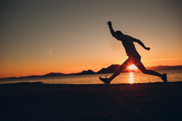 精力充沛的快乐的年轻人在海滩上跳着图片下载