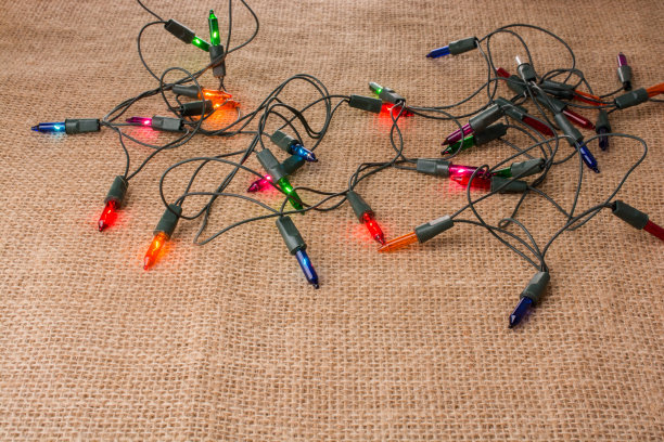 彩色的圣诞灯在纹理的背景图片下载