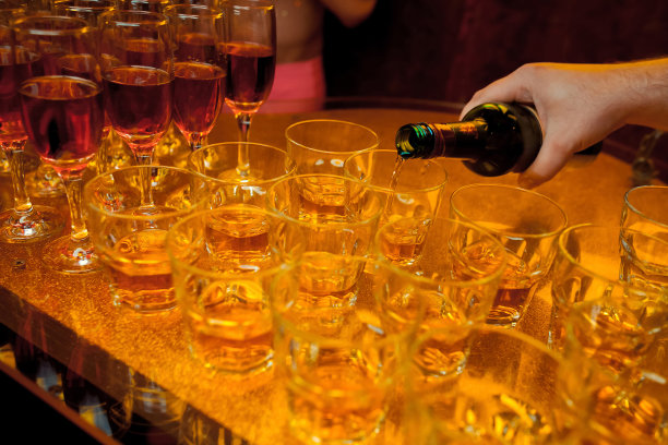 酒保倒酒精鸡尾酒。图片下载