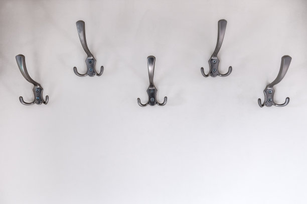 白色墙壁上的金属衣架图片下载