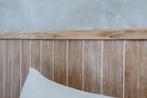 木制的床头和灰色的混凝土墙图片下载