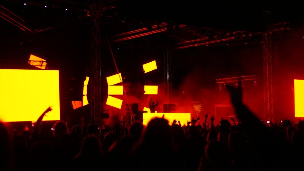 人群音乐会在黄色显示灯光图片下载