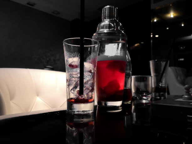 在咖啡馆品尝美味的红色饮品图片下载