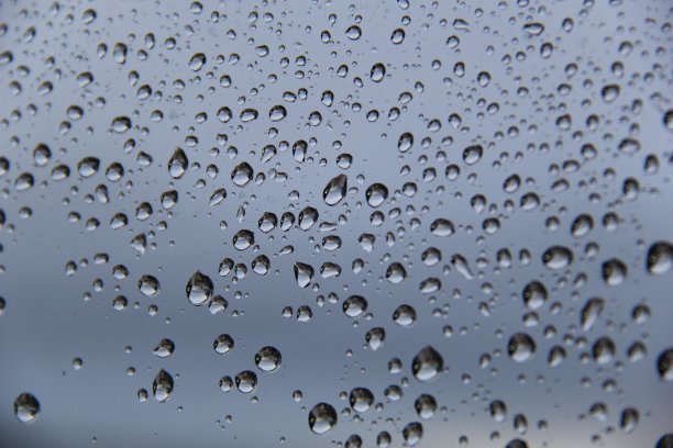小雨打在玻璃上。图片下载