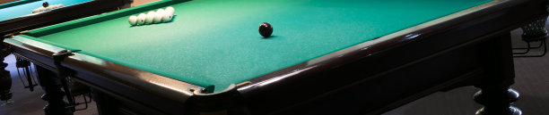 台球桌的一角，上面有黑白球图片下载