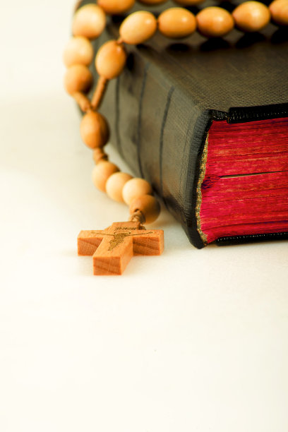 书与念珠与文字的空间，在一个白色的背景图片下载