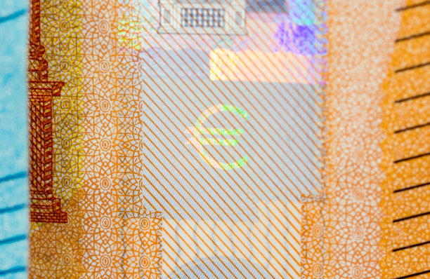 全息图上的欧元符号特写，新版50欧元纸币。图片下载