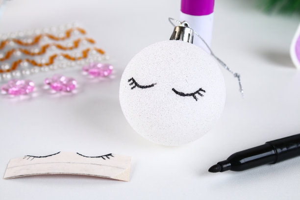 Diy,独角兽。如何用圣诞球玩具做独角兽。一步一步的指南照片。圣诞树装饰。图片下载