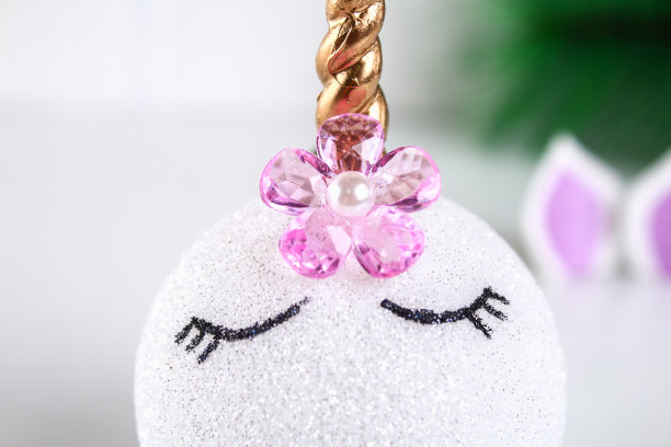 Diy,独角兽。如何用圣诞球玩具做独角兽。一步一步的指南照片。圣诞树装饰。图片下载