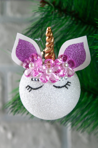 Diy,独角兽。如何用圣诞球玩具做独角兽。一步一步的指南照片。圣诞树装饰。图片下载