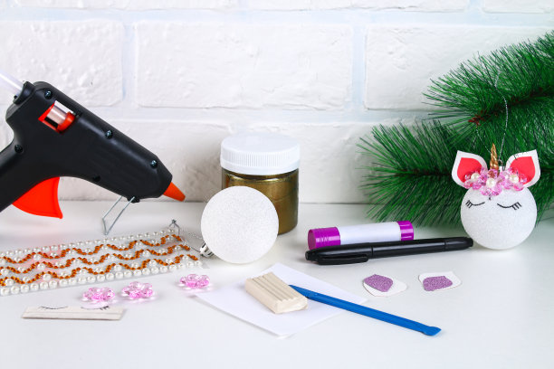 Diy,独角兽。如何用圣诞球玩具做独角兽。一步一步的指南照片。圣诞树装饰。图片下载