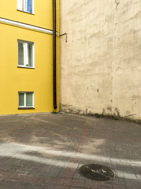 圣彼得堡,俄罗斯。古老的城市工程施工。老房子的空后院图片下载