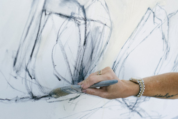 在画室里画油画的女人图片下载