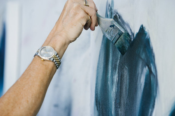 在画室里画油画的女人图片下载