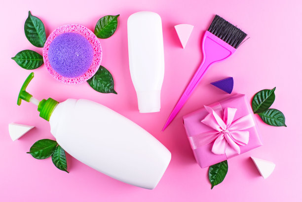 化妆品包装塑料瓶洗发精霜沐浴露牛奶绿叶海绵盒礼物蝴蝶结天然有机产品皮肤和头发护理购物俯视图粉红色平铺背景。图片下载