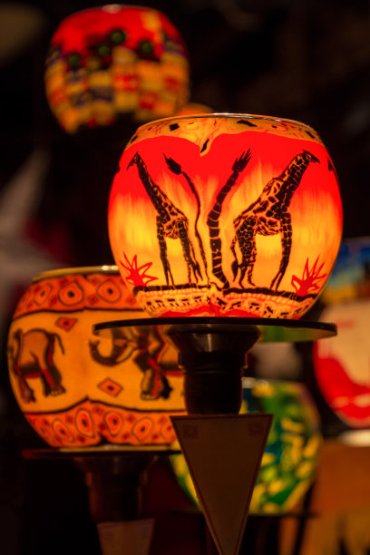 圣诞市场上，微风轻拂着长颈鹿图片下载