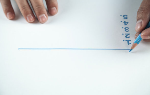 男性手绘商业计划步骤。图片下载