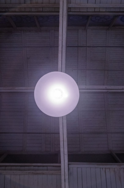 天花板下发光的车库灯。灰色白色的颜色图片下载