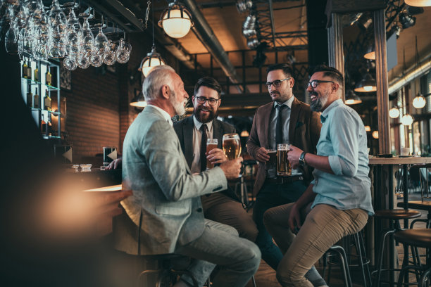 酒吧里的团队合作图片下载