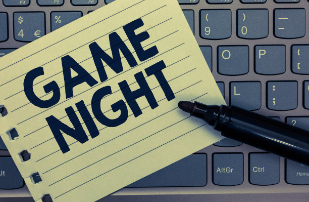 展示游戏之夜的手写概念。商业照片展示的活动中，人们聚在一起的目的是得到床笔记本纸键盘灵感电脑黑色记号笔。图片下载