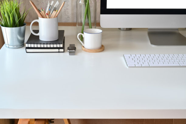 阁楼工作空间白色木质办公桌与电脑和拷贝空间。图片下载