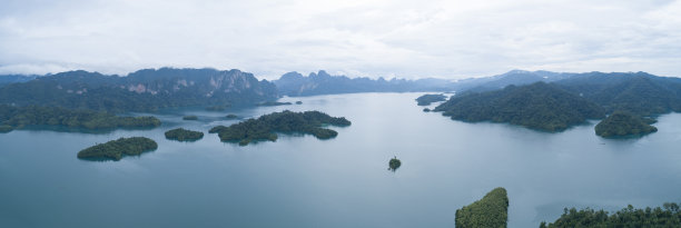 鸟瞰图无人机拍摄的风景山区热带雨林在泰国。图片下载