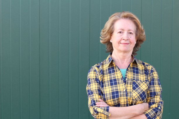 六十岁的女人双臂交叉图片下载