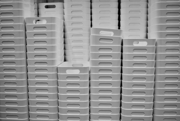 一堆带把手的白色塑料储物盒图片下载