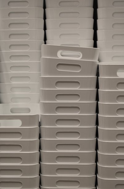 一堆带把手的白色塑料储物盒图片下载