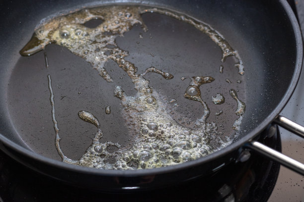 平底锅里的黄油图片下载