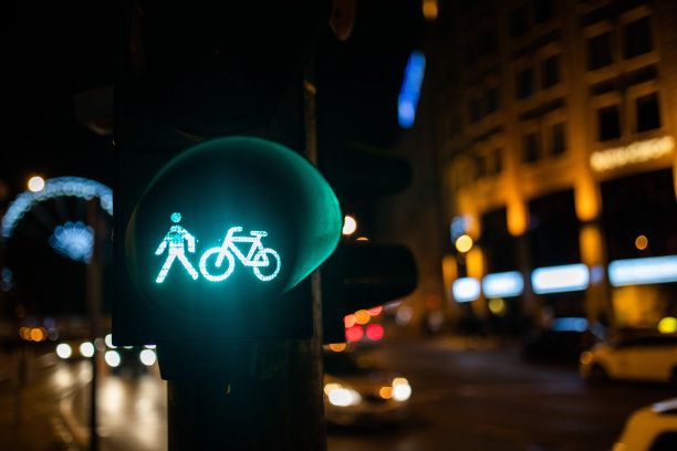 自行车和人的交通灯图片下载