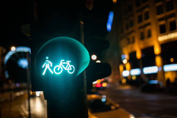 自行车和人的交通灯图片下载