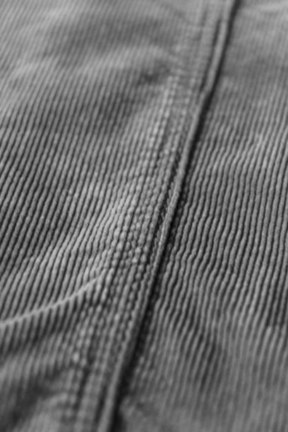 灰色棱纹灯芯绒的接缝。灯芯绒织物纹理图片下载